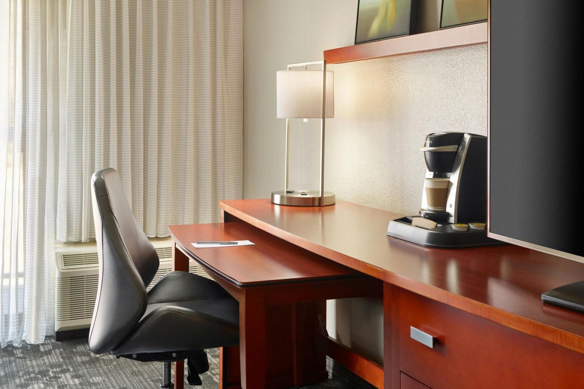 Courtyard By Marriott Atlanta Airport South/Sullivan Road College Park Екстериор снимка