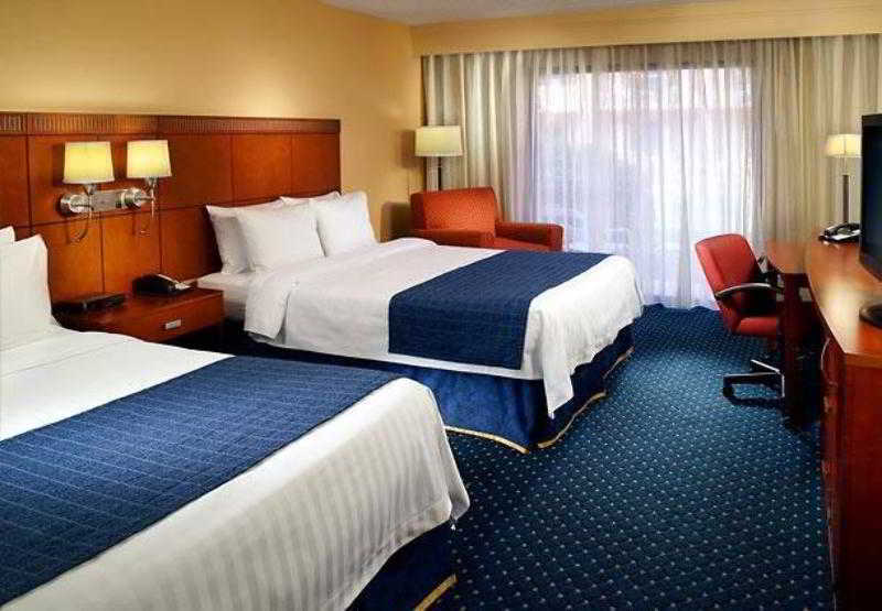 Courtyard By Marriott Atlanta Airport South/Sullivan Road College Park Стая снимка